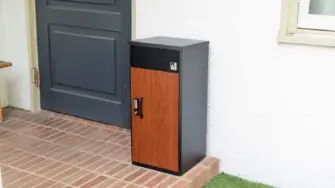 玄関先の宅配ボックス