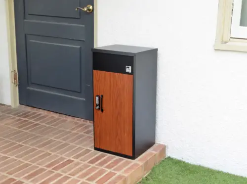 玄関先の宅配ボックス