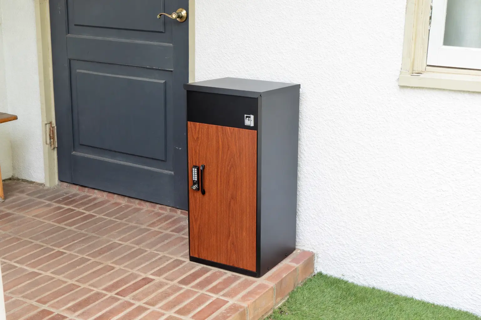 玄関先の宅配ボックス